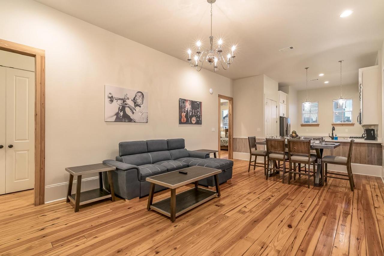 Apartment With 3 Bedrooms Near St. Charles With A Pool *