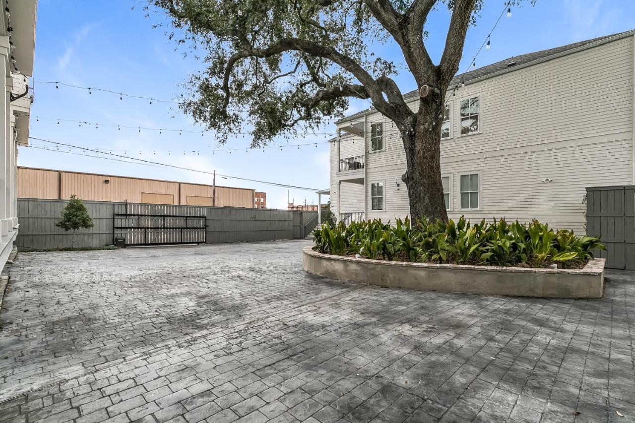 With 3 Bedrooms Near St. Charles With A Pool Apartment New Orleans