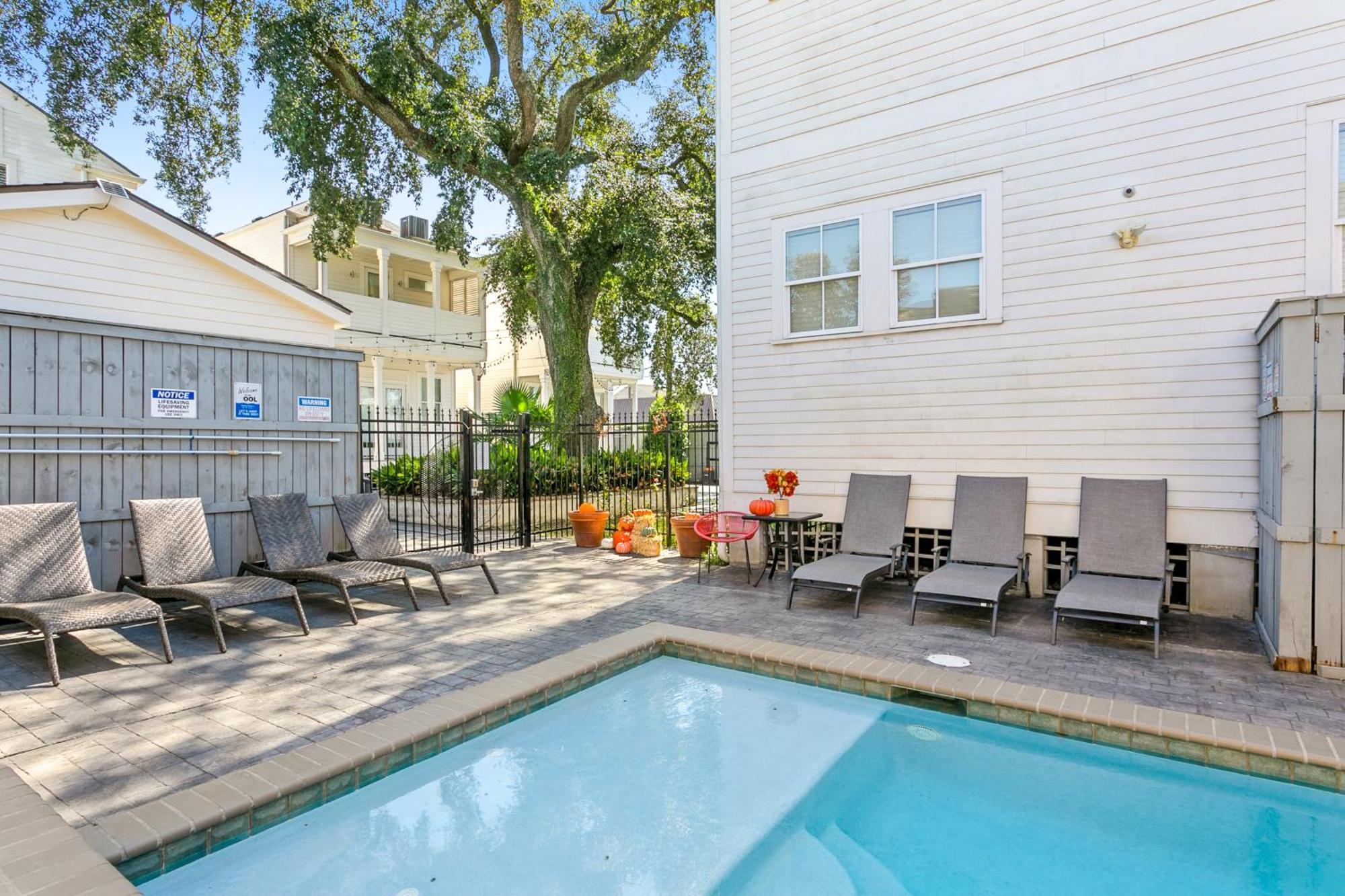 With 3 Bedrooms Near St. Charles With A Pool