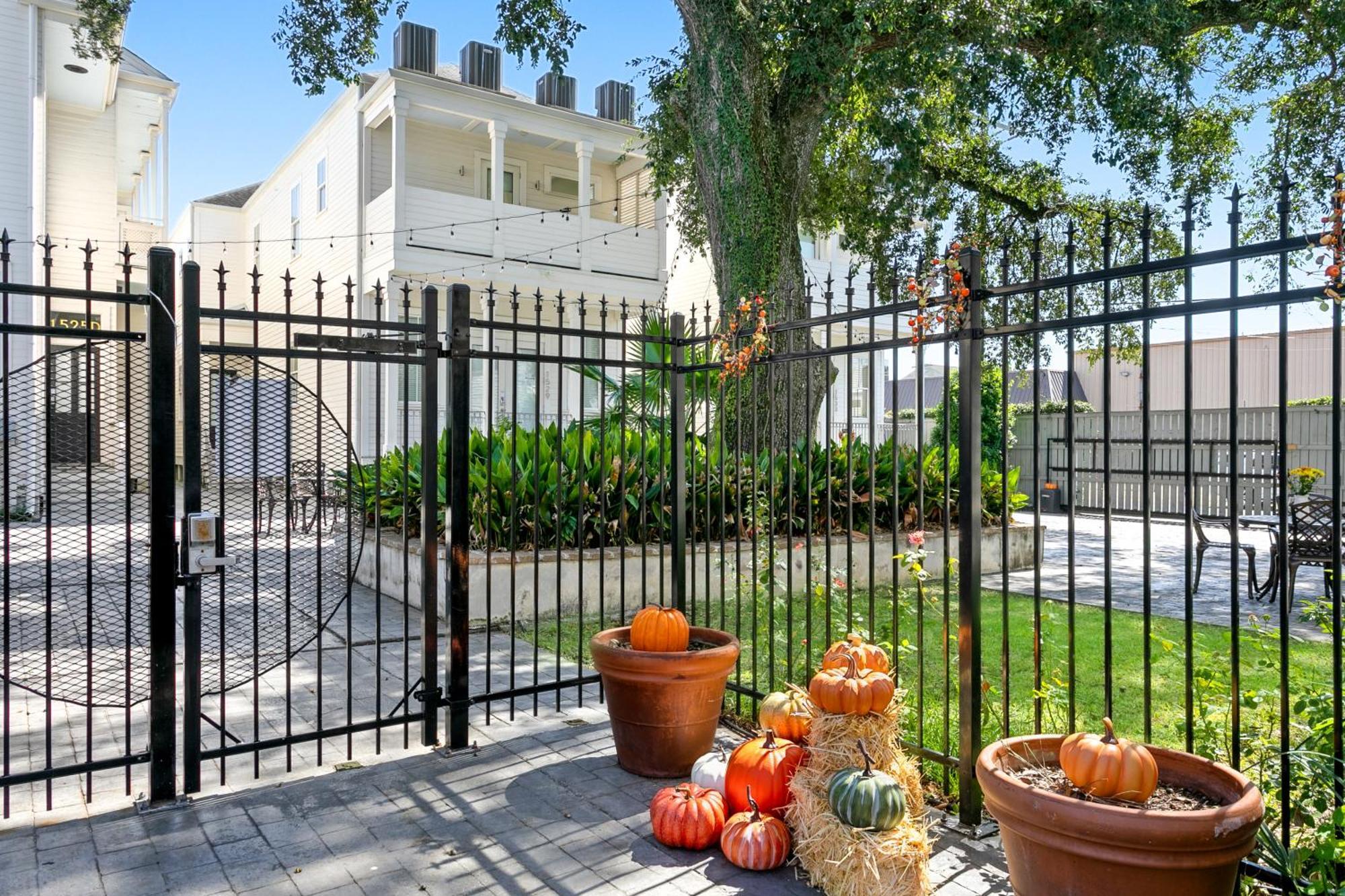 With 3 Bedrooms Near St. Charles With A Pool Apartment New Orleans